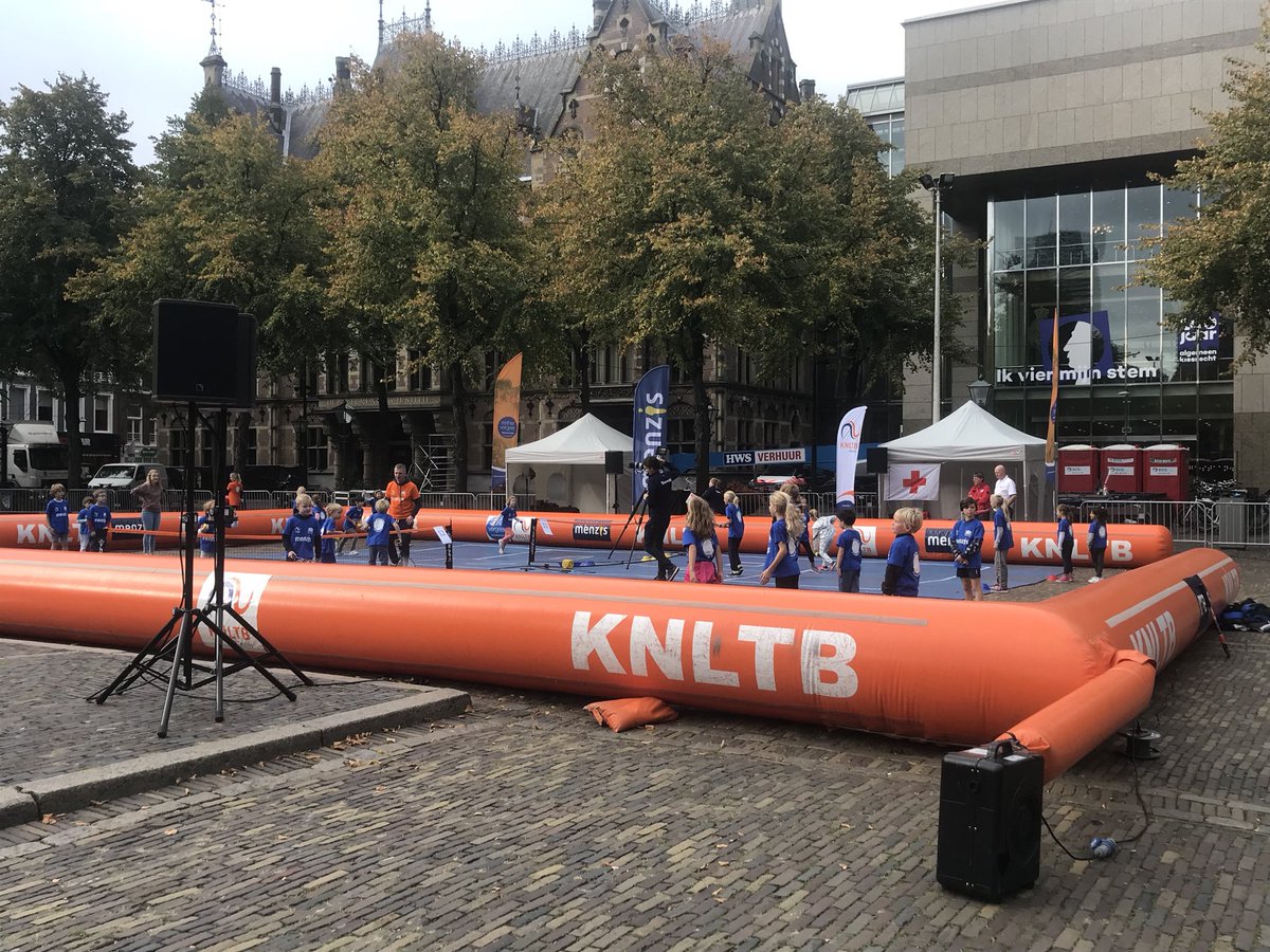 KNLTB's tweet photo. Het Plein in Den Haag is vandaag één grote tennisaccommodatie. Vandaag sluiten de KNLTB, de @GemeenteDenHaag en @Menzis het Tenniskids@School project af. De eerste kinderen zijn al volop in beweging #Tenniskids #HetPlein #DenHaag https://t.co/QhRiJ0CeIh