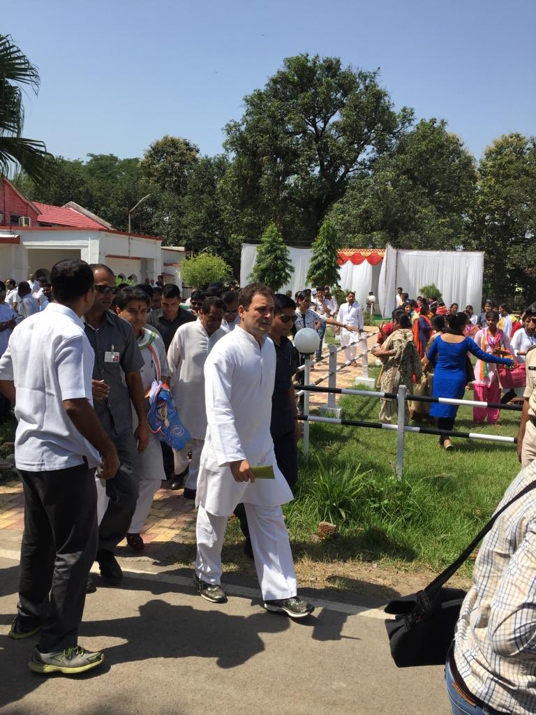 INCMP's tweet photo. कांग्रेस अध्यक्ष राहुल गांधी जी ने आज सुबह रीवा सर्किट हाऊस में कांग्रेस कार्यकर्ताओं से मुलाक़ात की।
#BadlegaMadhyaPradesh https://t.co/zpyBCesbPV