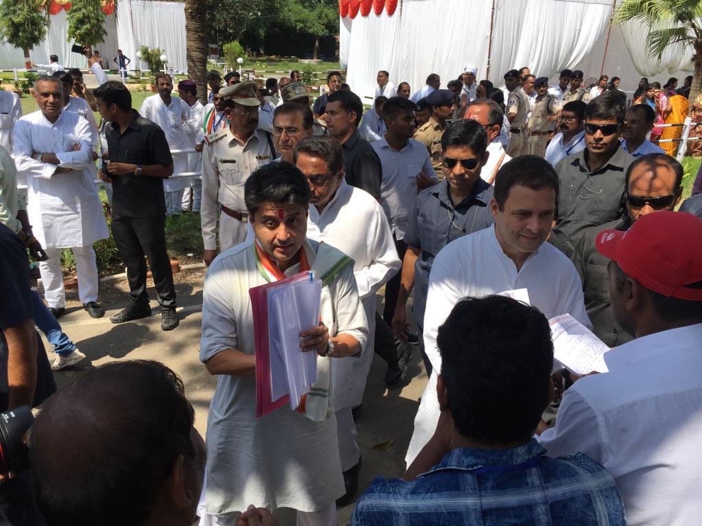 INCMP's tweet photo. कांग्रेस अध्यक्ष राहुल गांधी जी ने आज सुबह रीवा सर्किट हाऊस में कांग्रेस कार्यकर्ताओं से मुलाक़ात की।
#BadlegaMadhyaPradesh https://t.co/zpyBCesbPV