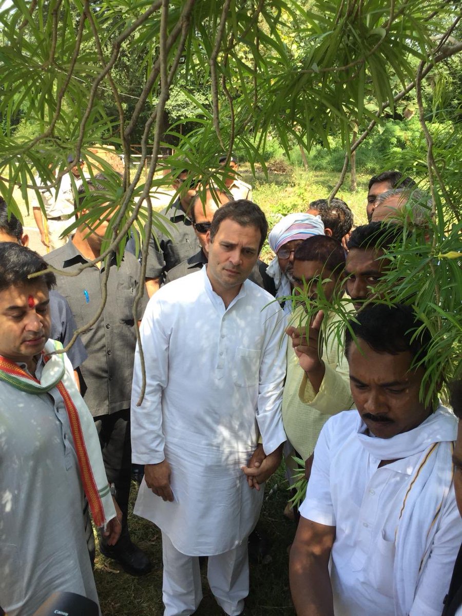 INCMP's tweet photo. कांग्रेस अध्यक्ष राहुल गांधी जी ने आज सुबह रीवा सर्किट हाऊस में कांग्रेस कार्यकर्ताओं से मुलाक़ात की।
#BadlegaMadhyaPradesh https://t.co/zpyBCesbPV