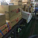 ヤマトでは慢性的な人手不足で、荷物量に対して人員が足りてないんだ。だからベルトコンベアで流れてくる荷物を冷凍や冷蔵の配送BOXに詰め込む作業が追いつかず、コンベアから溢れ出た荷物が常温に近い状態で放置されてる。 溢れ過ぎたら地べたにも置くし、うず高く積むから落下もするよ。 → 続く