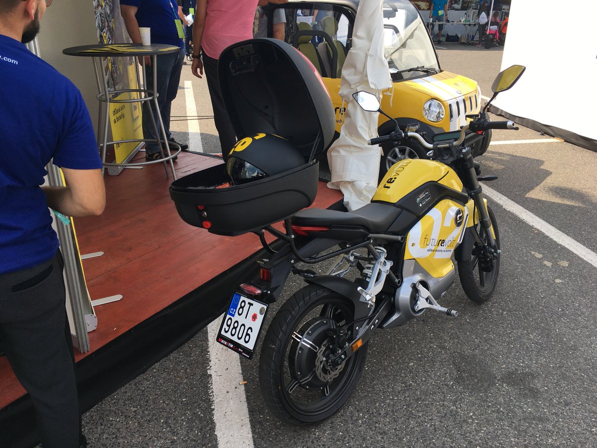 Vmoto5's tweet photo. Our Czech Republic distributor recently showcased a one of a kind TS model, which had been painted to match his display at the local exhibition. In addition to the awesome paint job – he added a rear cargo box for some extra storage.
How would you customize your Super Soco TS?! https://t.co/nuk2FaCt3x