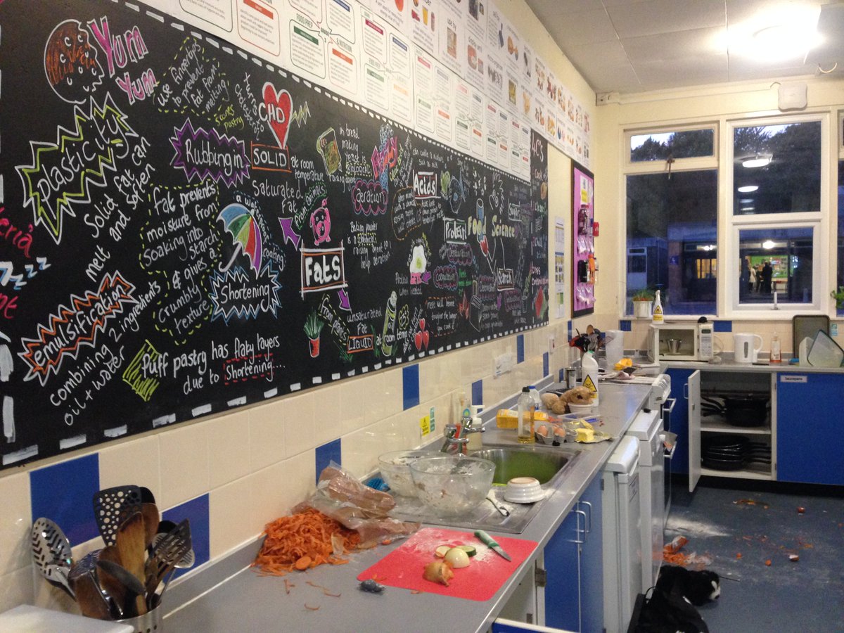 GillottsHenley's tweet photo. The school was a hive of activity for Open Evening last night. Thank you to all students and staff for making it so successful, and thank you to all prospective parents for coming along. We hope you enjoyed it! #OpenEvening #grimescene #sciencerocks #fullhall https://t.co/D0XmViF0in