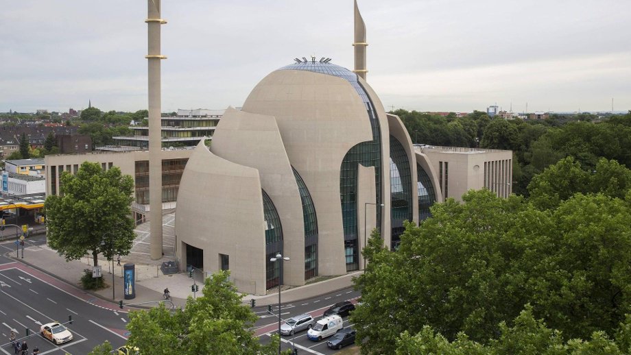 BernardoPT's tweet photo. #Erdogan auf Staatsbesuch. #Merkel, #Maas & Co. laden den islamistischen Despoten ein, um mit der DITIB-Zentralmoschee ein weiteres Islamisierungszentrum zu eröffnen. Was sind #Staatsfeinde? #NoMoslems #NoIslam https://t.co/Cu8Xr6BiRz