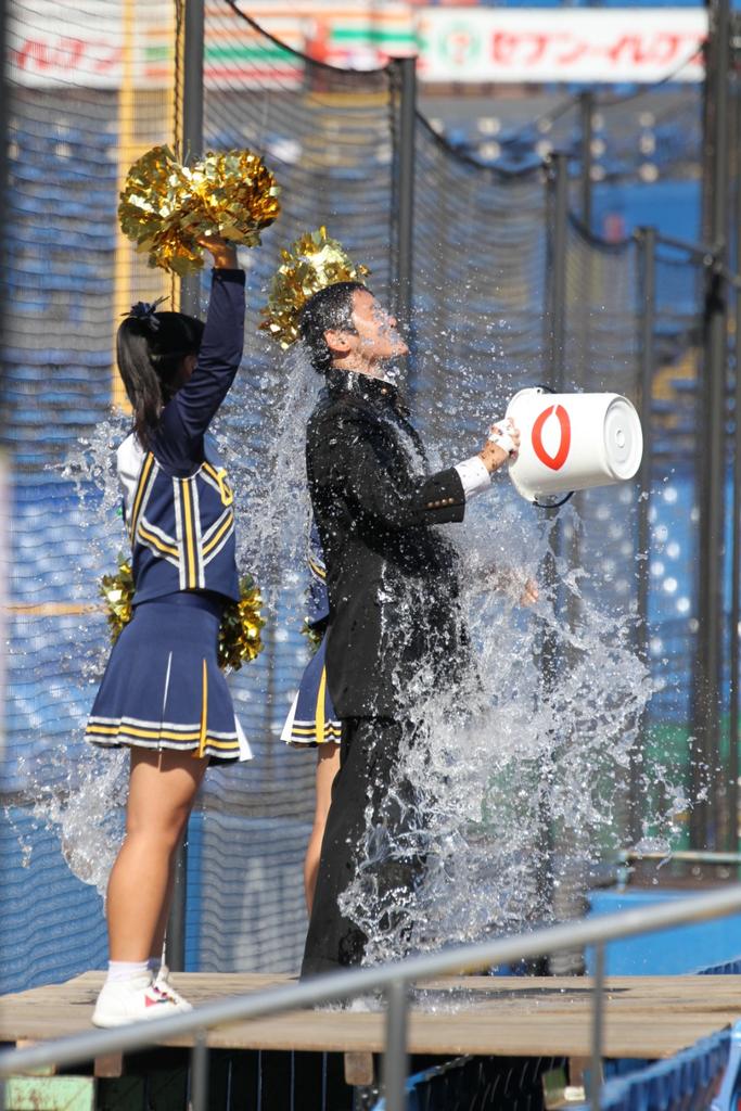 やま 中央の応援団の方が使う水を入れるバケツには大学のロゴが入ってるんですね きょうは２度水をかぶるところをみました T Co Lingvmfodn Twitter