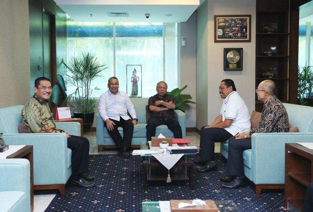 Mendes PDTT <a href="/EkoSandjojo/">Eko P. Sandjojo</a> bertemu Menteri <a href="/KemenPU/">Kementerian PU</a> Basuki Hadimuljono di kantor Kementerian PUPR, Jakarta, Jumat (28/9). Pertemuan ini membahas pembangunan wilayah Bengkulu Utara dan Bengkulu Selatan.