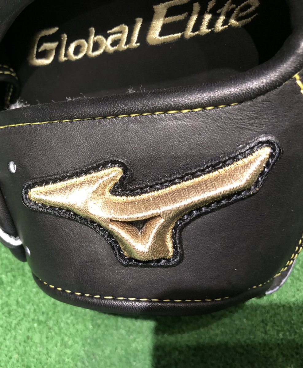 uedastar's tweet photo. 続いて!
ミズノGlobalElite H selection INFINITYの入荷です!
前回はラディッシュカラーでしたが、今回はブラックが入荷しました!!
ラベルも刺繍になっていてかなりかっこいいですよね!
#ミズノ
#GlobalElite
#Hselection
#INFINITY
#HselectionINFINITY
#硬式用
#グラブ
#球活 https://t.co/lQaxyrkSyd