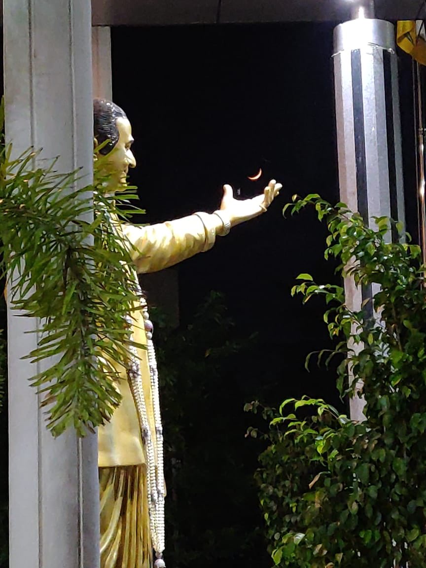 naralokesh's tweet photo. నవ్యాంధ్రలో మళ్ళీ చంద్రోదయమే అంటున్న అన్నగారు. ఆంధ్రప్రదేశ్ తెలుగుదేశం పార్టీ ఆఫీసులో ఆవిష్కృతమైనది ఈ కమనీయ దృశ్యం. https://t.co/ictkqvNojw