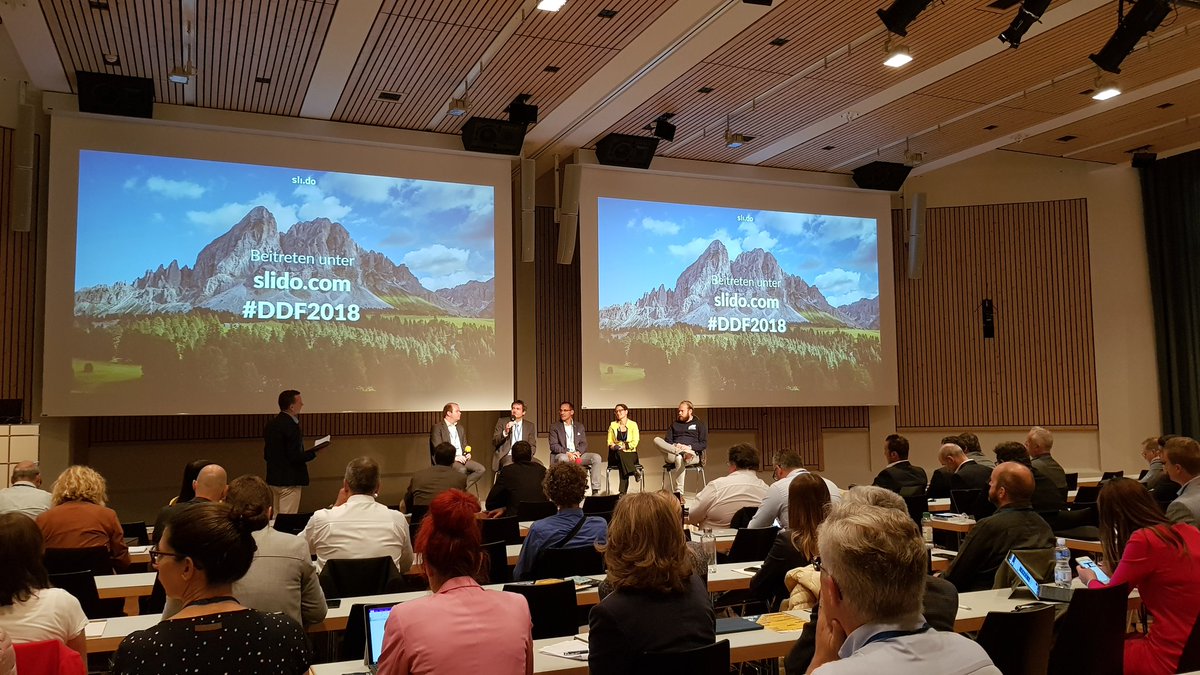 Marie_Eckert's tweet photo. Spannende Diskussionen am #DDF18 #Digitalisierung #IoT https://t.co/rKd4QeEdsQ