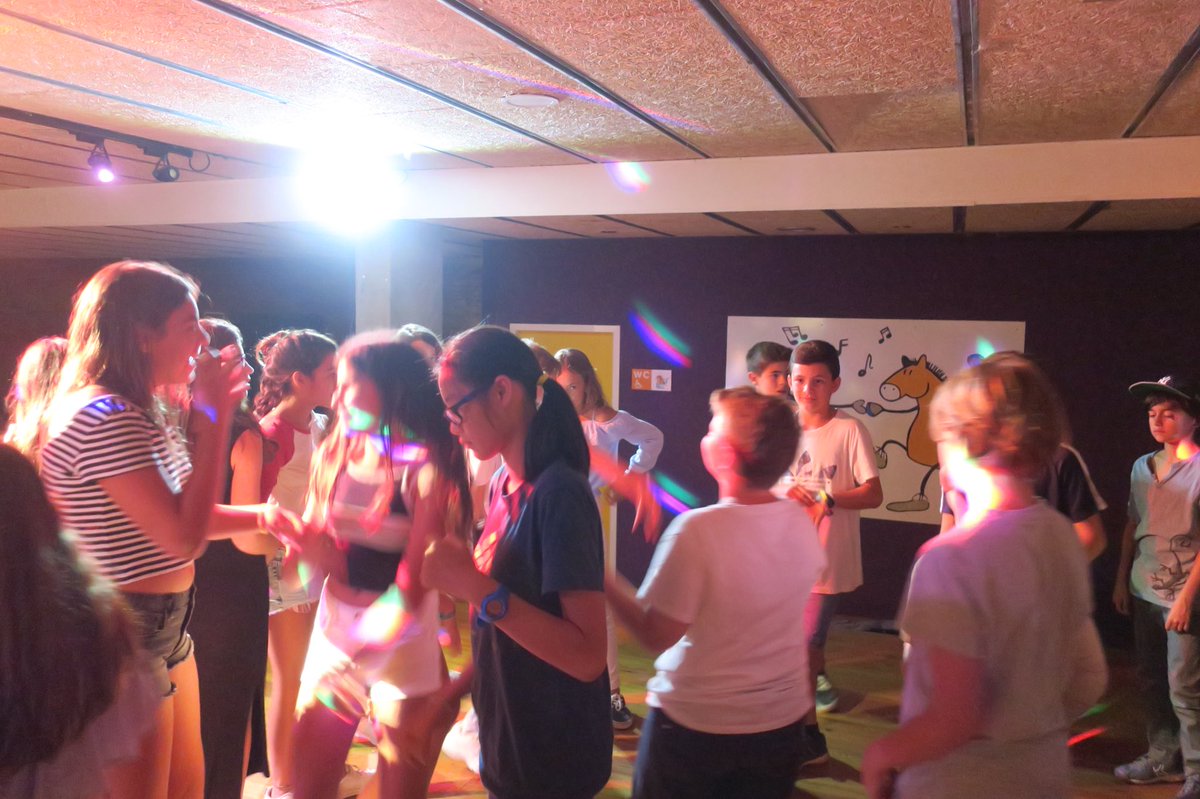 ESO1Virolai's tweet photo. Sessió de disco #convisVirolai @EscolaVirolai espectacular! 1rESO són molt marxosos! https://t.co/hU9RdIJQAu