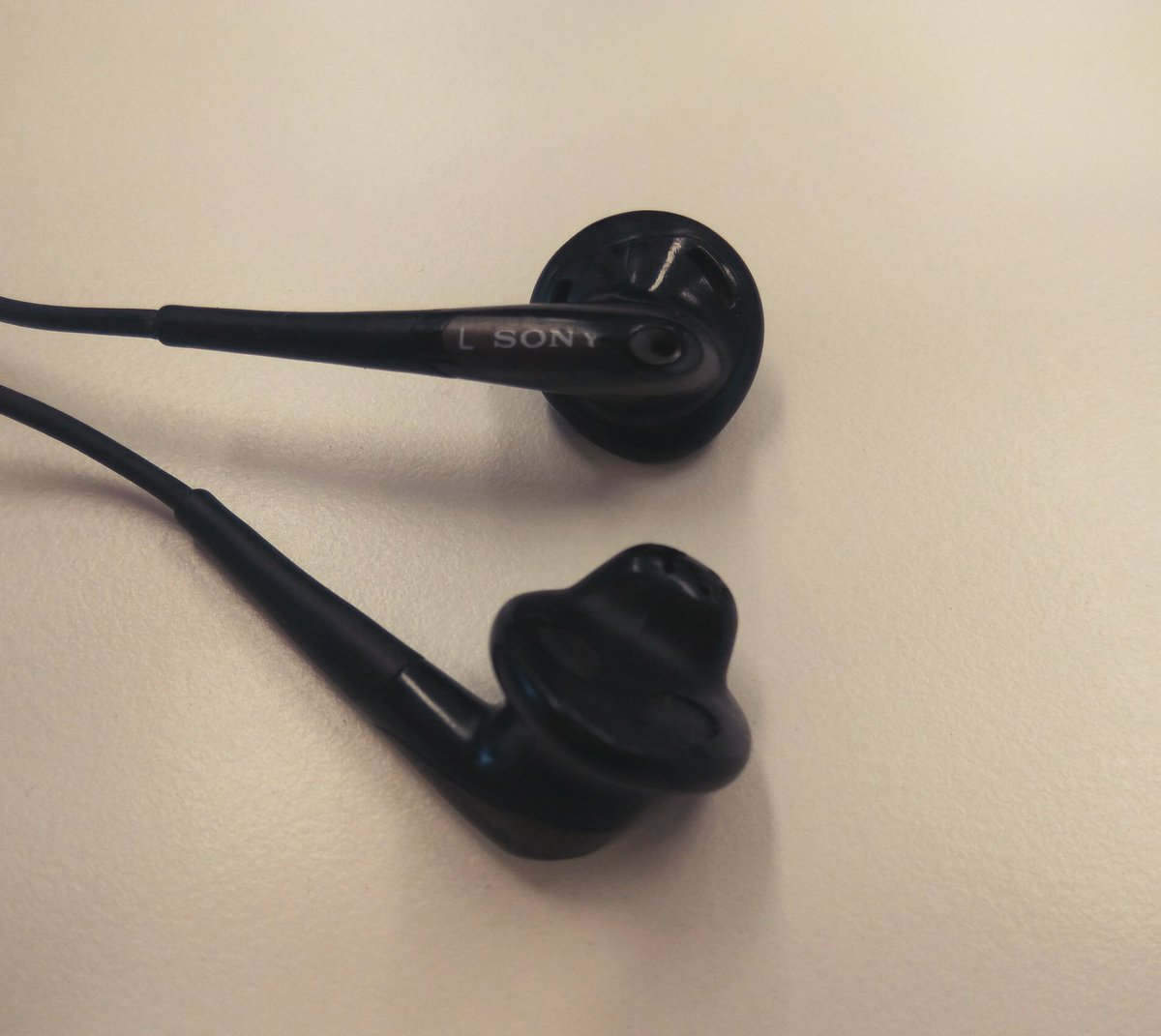 My awesome <a href="/Sony/">Sony</a> earphones finally died 😢 They've been going strong for over 10 years. I bought them on my honeymoon. I wish they still made this shape.