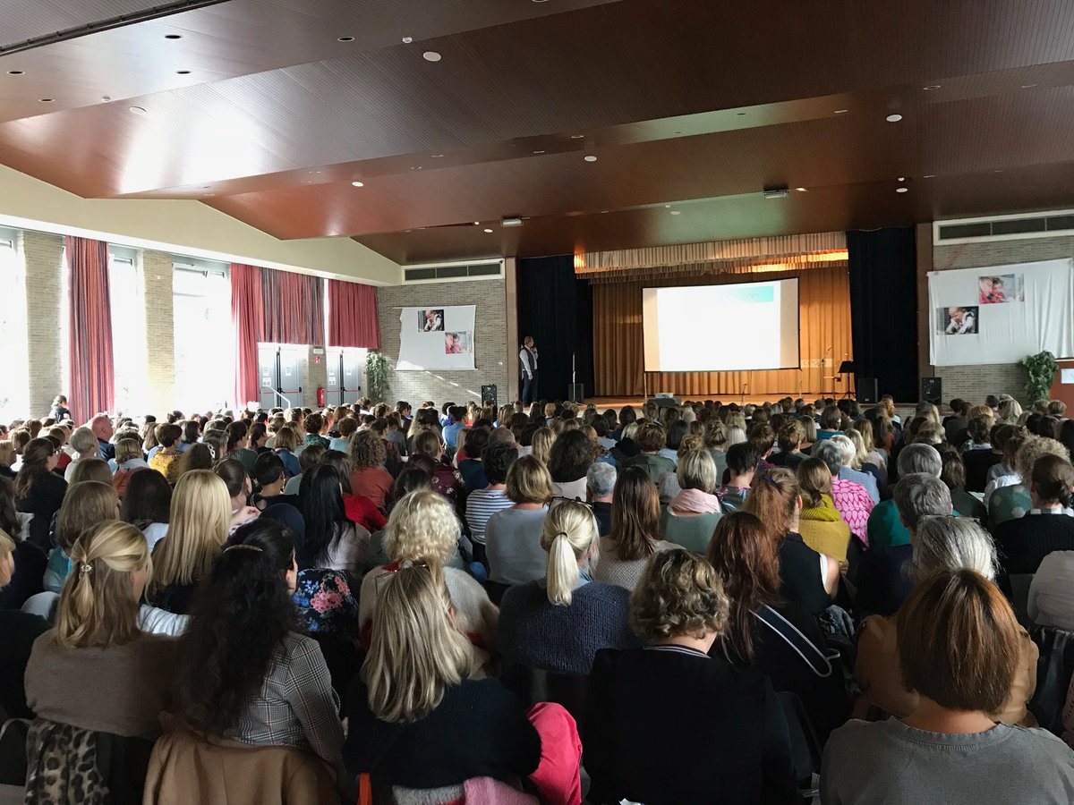 Full house @dagvdkleuter ⁦<a href="/CEGOLeuven/">CEGO</a>⁩ Met 450 zijn ze! #cego #kleuteronderwijs