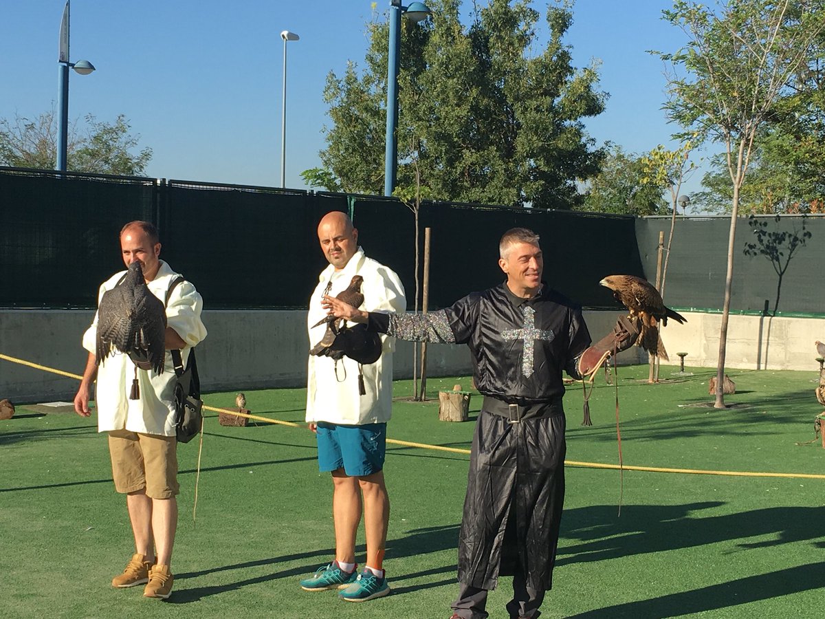 Disfrutando de la exhibición de cetrería 🦅🦉
¡Cuánto estamos aprendiendo con el caballero Jesus!
#5años 
<a href="/HBSTORREJON/">Humanitas Torrejón</a>