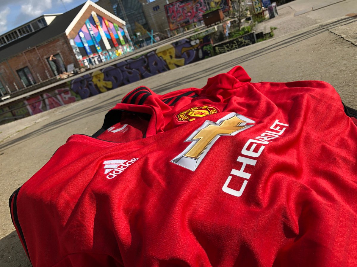 Holdsport's tweet photo. Er du @ManUtd fan? Vi har nemlig netop haft spillertrøjen på kontoret til en anmeldelse. Læs hvad vi syntes om trøjen lige her: 👇🏻
https://t.co/EIUWKR10o9
#MUFC #RedDevils https://t.co/PoZLm9jZMl