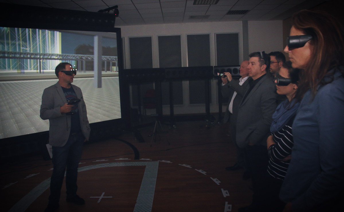 Yesterday`s conference day ended with two business meetings and a visit to the virtual reality lab of TU Ilmenau. There they got the chance to experience the VR project "Fear of public speaking".
#journalismacrossborders