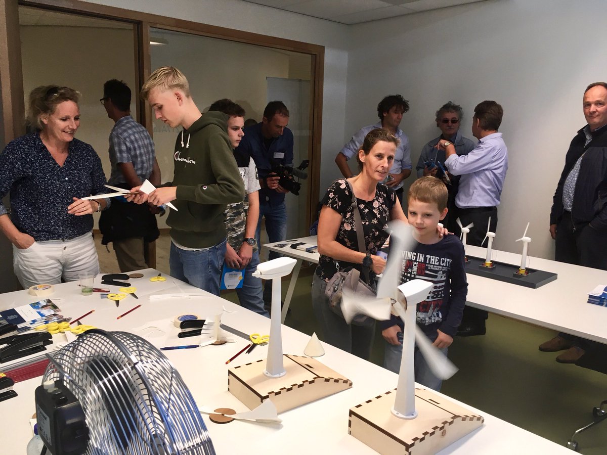 Enthousiaste pogingen om de beste windturbine rotorbladen te maken, het wake-effect te bestuderen. En virtueel in een windmolen te klimmen voor onderhoud
Kennismaking wind op zee en benodigde opleidingen.
#openingHZMiddelburg. #starklearning #vr #DobAcademy #coeWaterEnergy