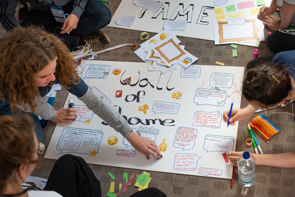 helliwood's tweet photo. Welche Netz-Kommentare gehören auf die "Wall of Shame" und welche auf die "Wall of Fame"? Beim #BoostCampDemokratie setzen sich die Teilnehmer mit #Netzdebatten auseinander |#DemokratiegehtinsNetz #lovespeech kein #hatespeech https://t.co/7cjXZ4lGFY
