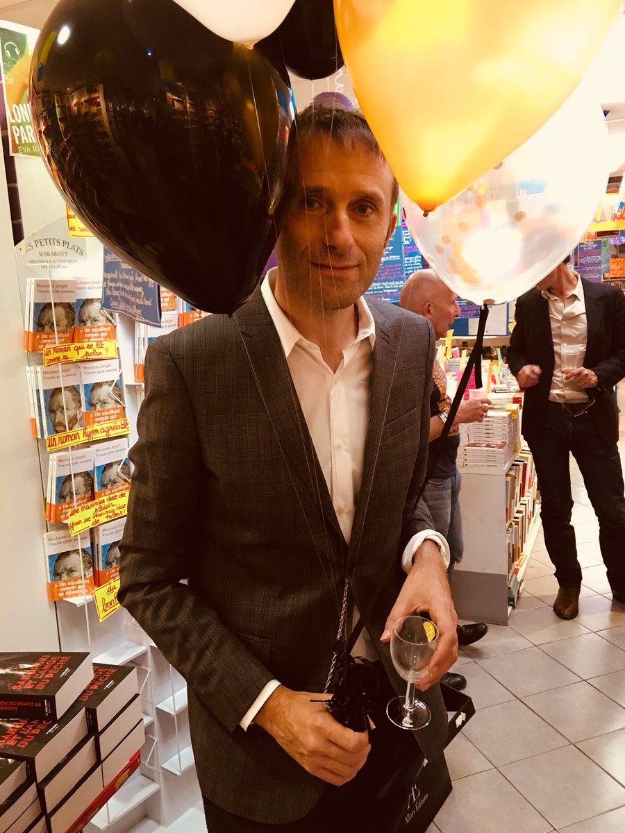 robert_laffont's tweet photo. Merci pour cette belle soirée 🎈
Hier les équipes ⁦@lesdeblogueurs⁩ et ⁦Robert Laffont étaient réunies pour fêter les 30 ans de la librairie La Griffe Noire avec ⁦@jeromeattal⁩ Sarah Cohen Scali Claire Norton ⁦@JoyRaffin⁩
Une super soirée placée sous le signe des livres 📚 https://t.co/GUNjc3QT8I