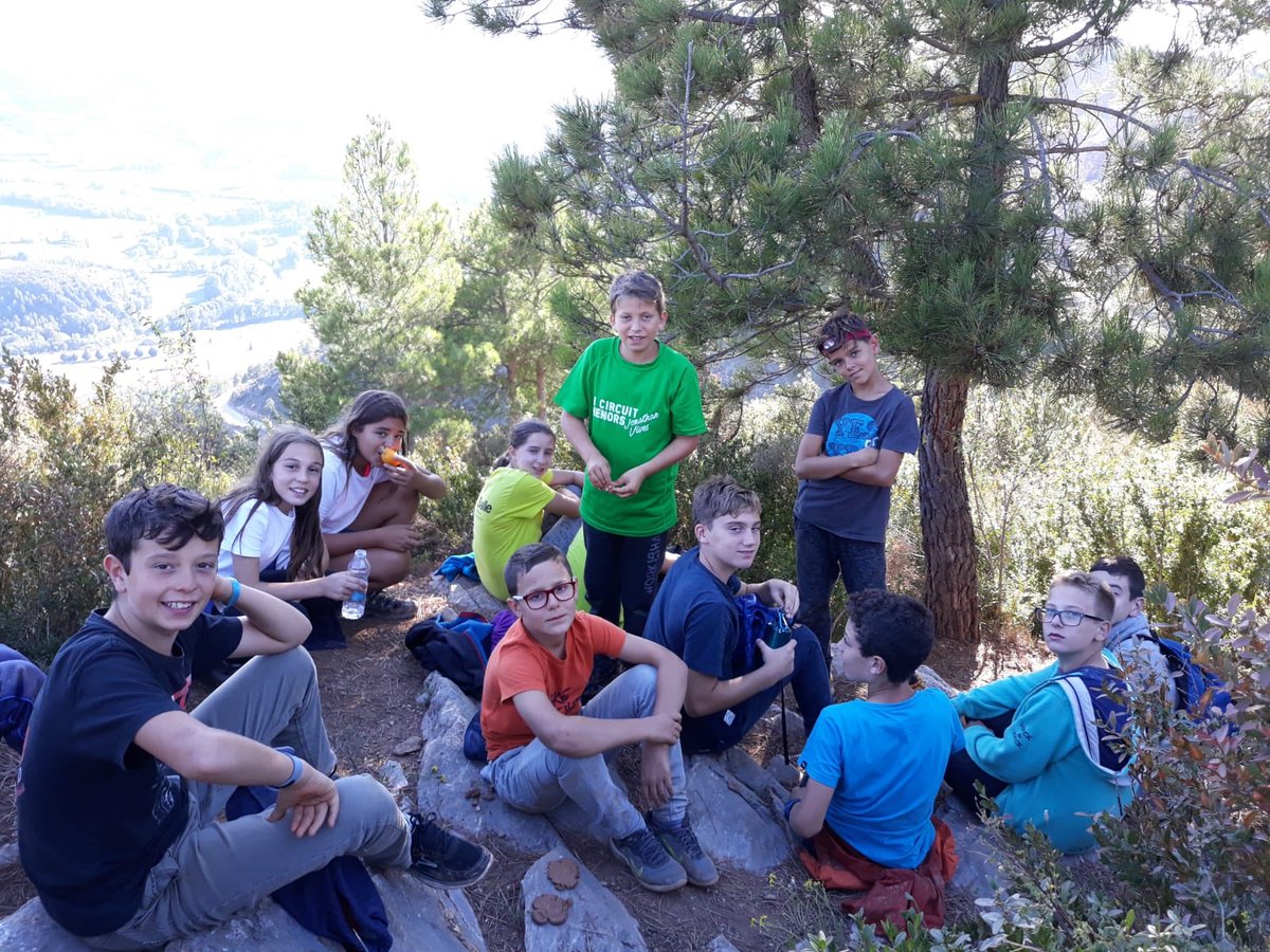 ESO1Virolai's tweet photo. Ahir 1rESO @EscolaVirolai va fer la darrera pujada cap a la cova! Espectacular minut de silenci dins la cova #convisVirolai https://t.co/s8keaWoBnU