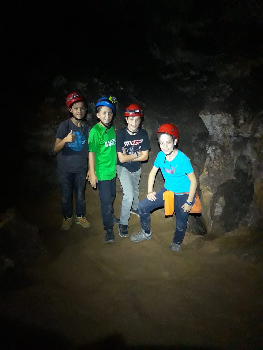 ESO1Virolai's tweet photo. Ahir 1rESO @EscolaVirolai va fer la darrera pujada cap a la cova! Espectacular minut de silenci dins la cova #convisVirolai https://t.co/s8keaWoBnU