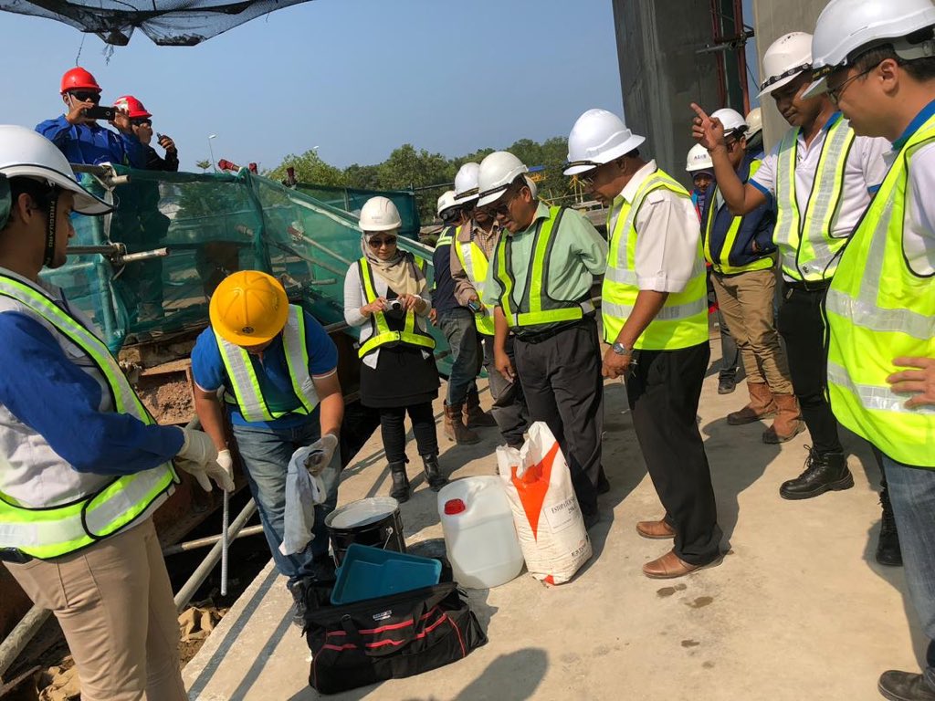 UPKZonTimur2's tweet photo. Sesi Taklimat Bahan dan Mockup bagi Protective Coating oleh Denka Construction Solutions Malaysia Sdn. Bhd untuk Projek Jambatan Baru Tanjung Lumpur telah diadakan di Pejabat Tapak. Semoga pelaksanaan projek mencapai kualiti sepertimana yang ditetapkan.@HasmiJkr @ShahrimanJKR https://t.co/CN6oZR4Cbw