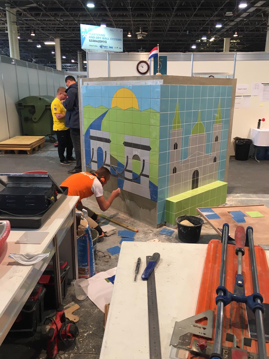 BouwInfraMensen's tweet photo. Rechtstreeks uit Boedapest: Toon en Tim zijn gestart aan hun laatste wedstrijddag. Nog even doorzetten jongens, ziet er prima uit! @WorldSkillsNL  @rocteraa @BouwInfraMensen https://t.co/RRiUB7T9Qn