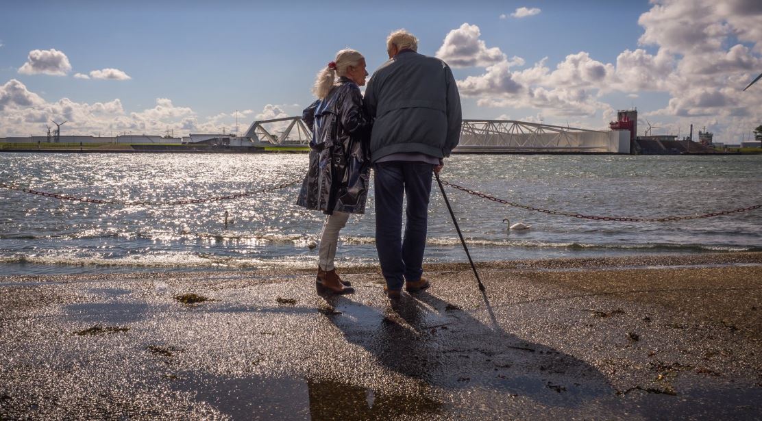 Jaarlijks hebben 170.000 ouderen te maken met een vorm van mishandeling en dat is schokkend. Er is al veel in gang gezet om dit tegen te gaan, maar het is niet genoeg. Iedere oudere heeft het recht om veilig oud te worden. Lees hier wat we gaan doen 👉tweedekamer.nl/downloads/docu…