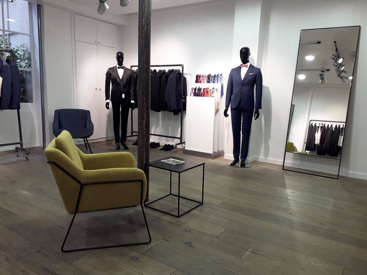 La boutique fait peau neuve.
Nous vous accueillons sur rendez-vous du lundi au samedi de 10h à 19h.