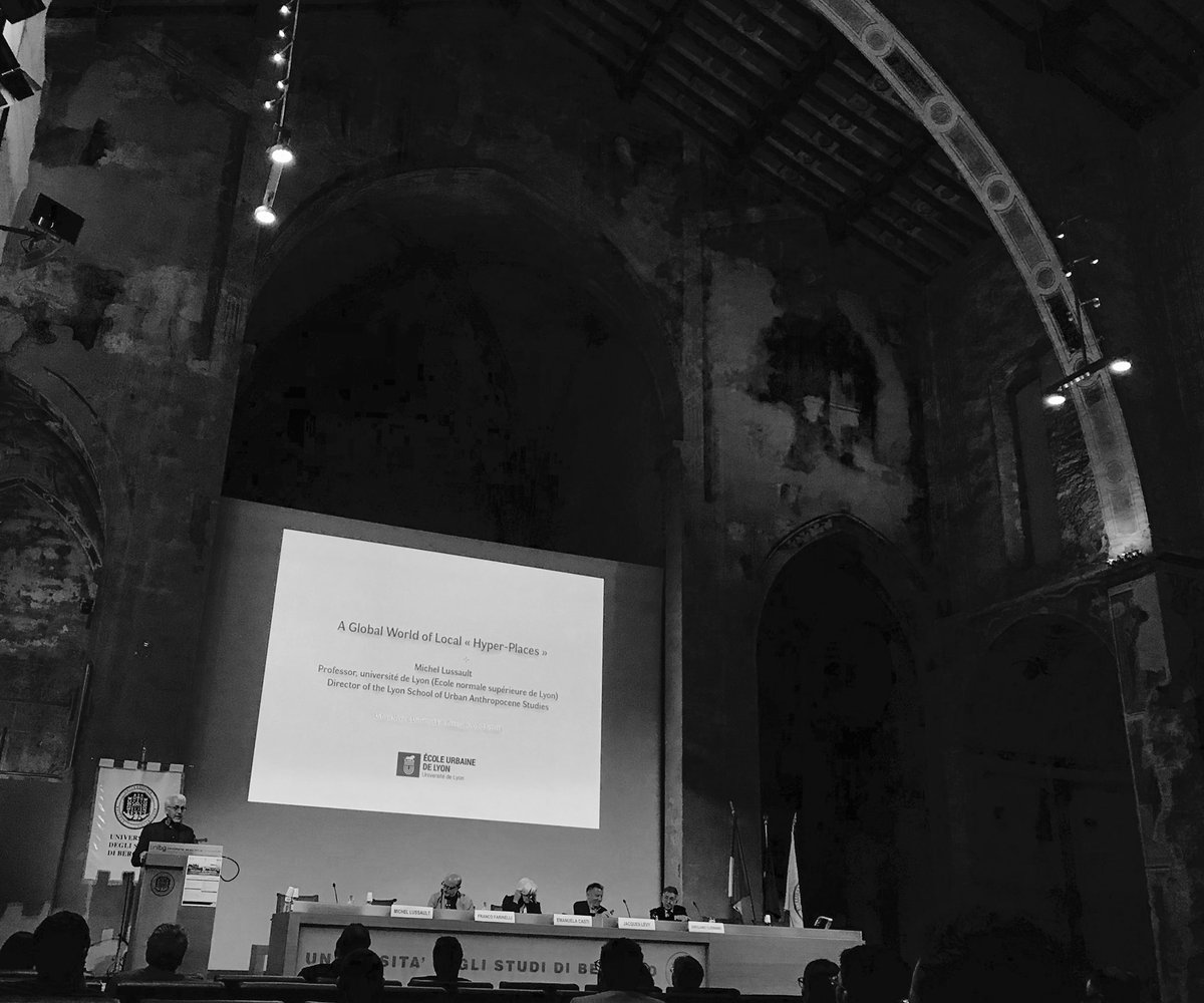 MargheRoi's tweet photo. #UrbanNexus @UniBergamo | Prende la parola Michael Lussault [@ENSdeLyon]. Dagli #HyperGoods agli #HyperPlaces, dove “hyper” rinvia al concetto di accumulazione che contraddistingue l’urbano assieme a quello della “illimitation” https://t.co/Bg2BYgCB4z