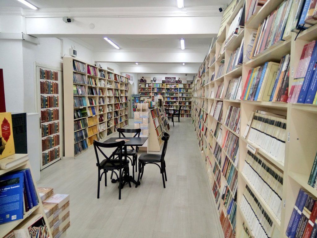 Kitaplar sizleri bekliyor. Çay ve kahve ikramımız da :)