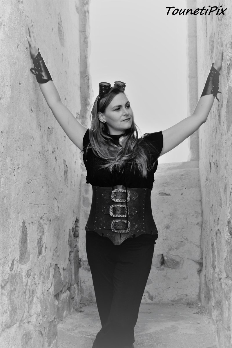 Cosplay_Tinker's tweet photo. Sweet Steampunk Shoot. 
Rejoignez moi Instagram  pour voir la fabrication du corcet, des lunettes et bien d'autres projets. 
 https://t.co/5QzyryjrJ3
#steam #steampunk #steamg #photoshoot #cosplay #cosplaycraft #steampunkbeauty #corcet #goggles #evafoam https://t.co/JN6CDEy1MY