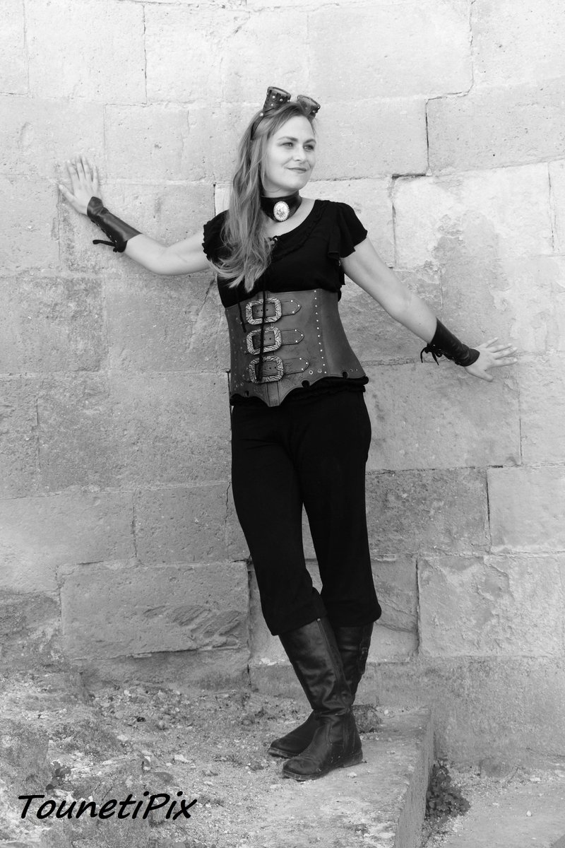 Cosplay_Tinker's tweet photo. Sweet Steampunk Shoot. 
Rejoignez moi Instagram  pour voir la fabrication du corcet, des lunettes et bien d'autres projets. 
 https://t.co/5QzyryjrJ3
#steam #steampunk #steamg #photoshoot #cosplay #cosplaycraft #steampunkbeauty #corcet #goggles #evafoam https://t.co/JN6CDEy1MY