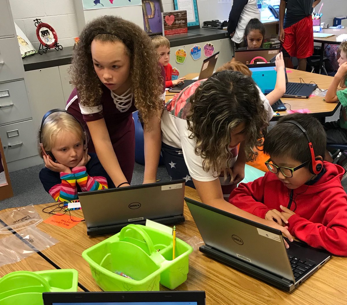 We appreciate our 6th graders lending a hand in 1st grade! ⁦<a href="/bushhilles/">Bush Hill Elementary School</a>⁩ ⁦<a href="/Principal_Duffy/">Mary Duffy</a>⁩