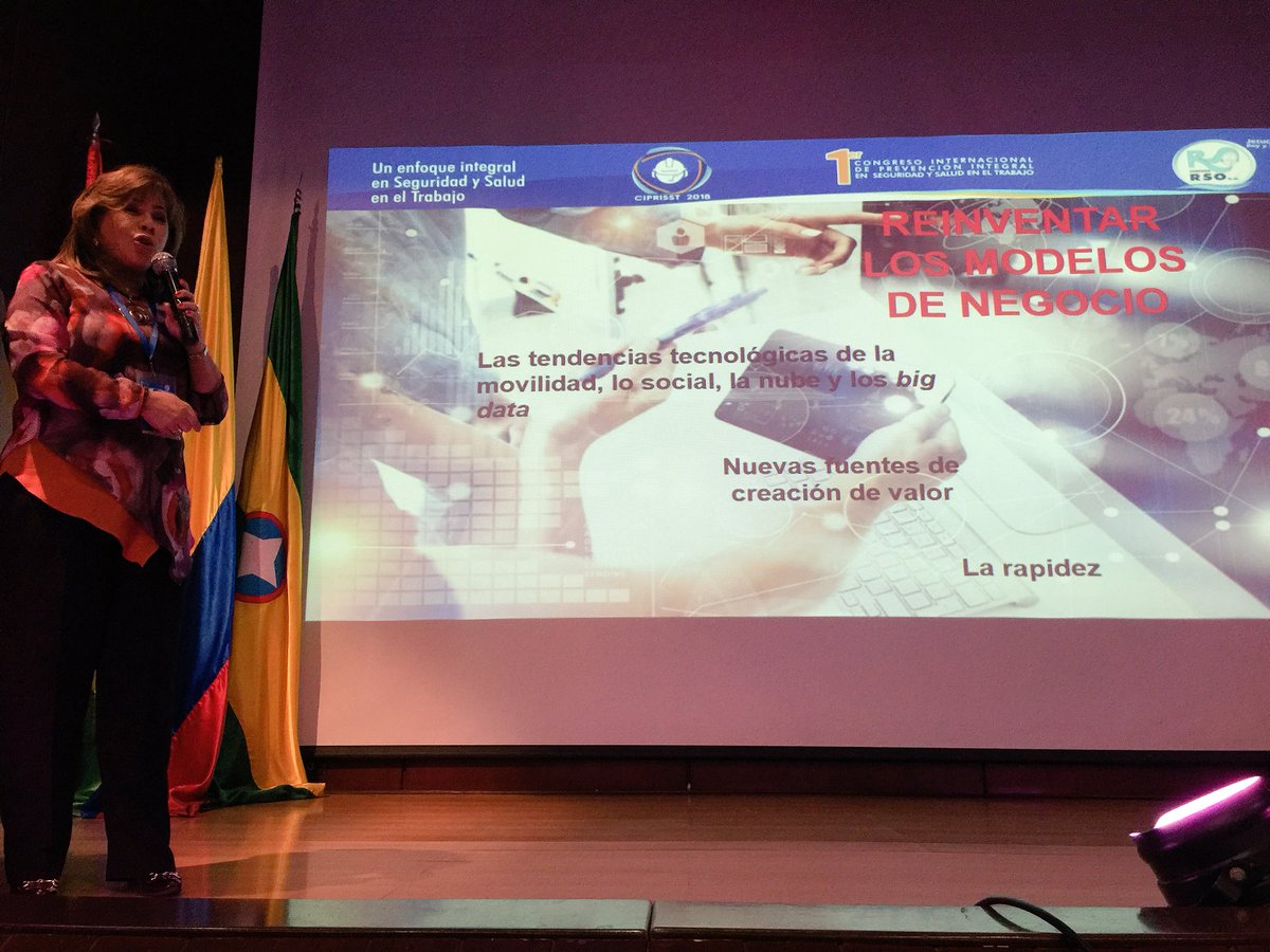 AsonapHSE's tweet photo. Dra #MyriamDueñas plantea en su ponencia que las enpresas del futuros deben reinventar su modelo de negocios para lograr empresas #saludables #CIPRISST2018 https://t.co/FcIn449pLC