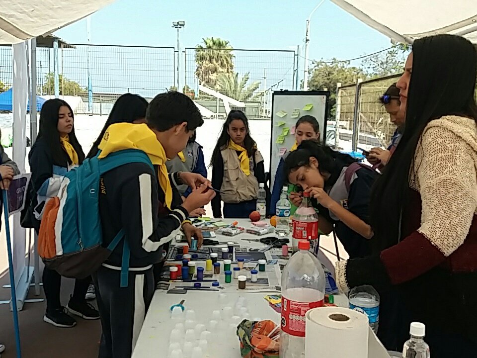 bio_lore's tweet photo. @Verdical_Afta aprendiendo a hacer huertos verticales con los alumnos de Escuela Ecuador de Antofagasta https://t.co/zE2HNeYAR7