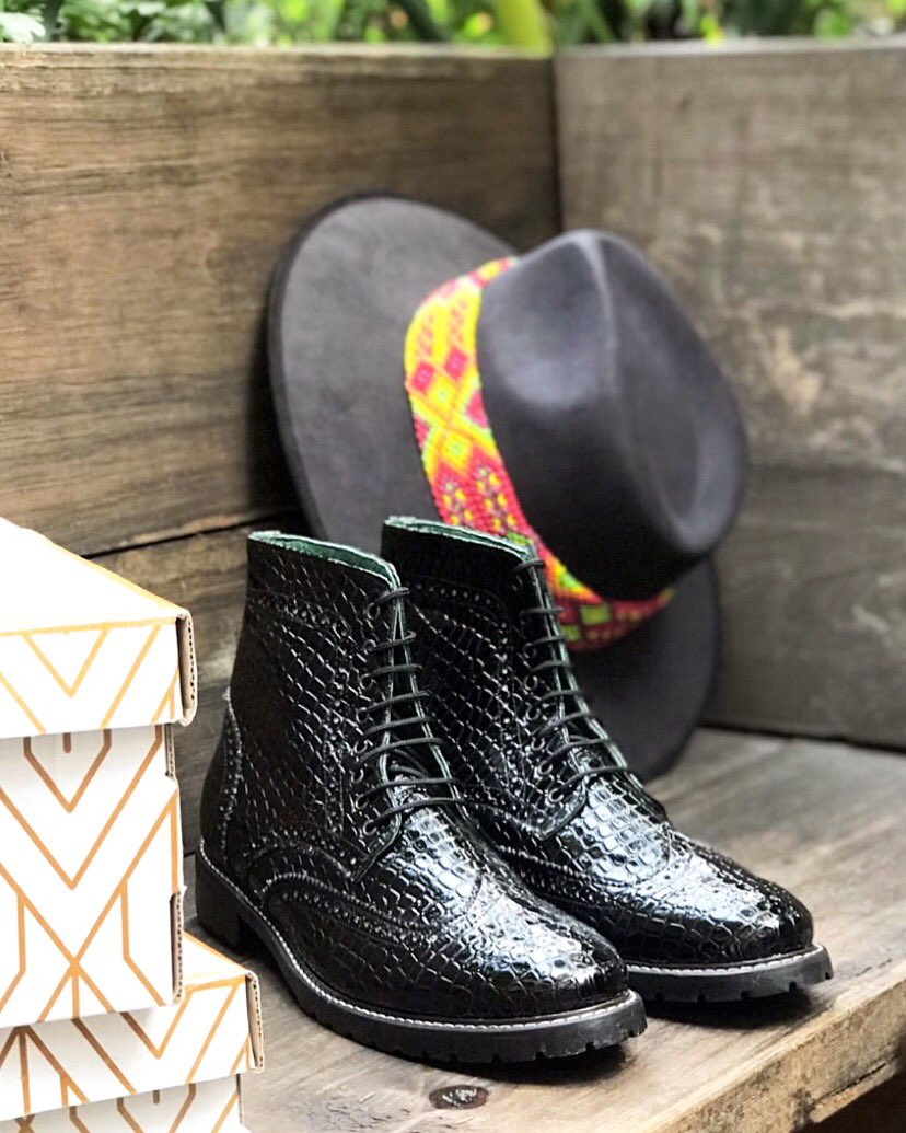SALVADORNUNEZSH's tweet photo. A@ig@s! Nos vemos MAÑANA 29 en @ChuloBazar ! Vengan por sus zapatos, botas, sombreros y se los llevan puestos. 😃✌🏼👞👞🎩 https://t.co/KKTB0rP55t https://t.co/HSYbThnLXb