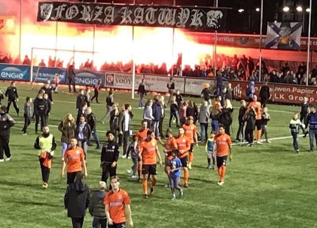 ultrassnl's tweet photo. VV Katwijk - sc Heerenveen. Woensdag 26-09-2018!. (KNVB Beker) Onlangs dat VV Katwijk verloor zorgden de supporters van VV Katwijk voor een mooie Pyro om de spelers te bedanken!. #kathee #vvkatwijk #katwijk #ultras #NoPyroNoParty #knvbbeker #TOTOKNVBBeker https://t.co/bpu36YTe1D