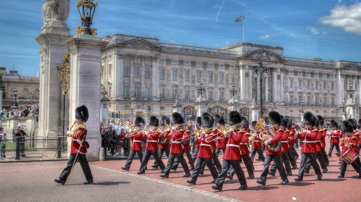 Trooping's tweet photo. The October 2018 schedule for Changing the Guard in London and Windsor is now online: https://t.co/XxKWw74Oki @Guards_Info #guardduties #guardingthequeen https://t.co/l3Uk0aKAjb