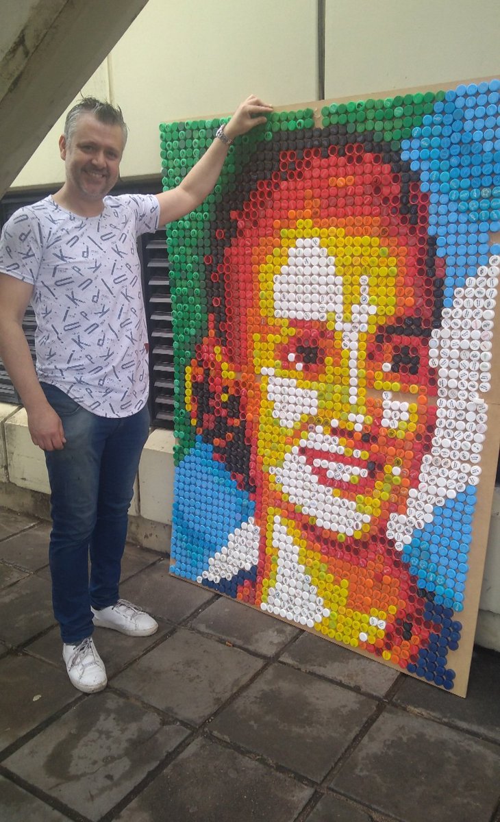olivixtoria's tweet photo. Mira quien está!!! El es Marcos Piotti el creador de todas las obras de arte con tapitas, no te lo podes perder. #Maratondetapitas #TapitasCup @marcospiotti https://t.co/6FvmEQYkxU