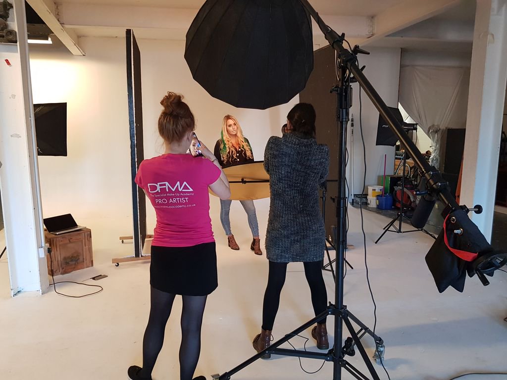 ELBMakeupArtist's tweet photo. Finals over here today at @DFMAmakeup Newcaslte.....
#dfma #dfmaprograds #dfmamakeupacademy #dfmamakeup https://t.co/5s6cO7bbP5
