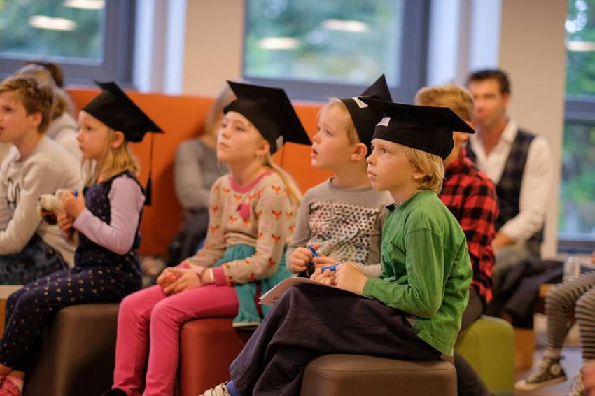 Ugenda (@uitweb) on Twitter photo De <a href="/Radboud_Uni/">Radboud University</a> bestaat 95 jaar. De universiteit en het <a href="/radboudumc/">Radboudumc</a> gooien daarom op 6 oktober de deuren open met een feestelijk programma met interactieve activiteiten voor jong en oud.
buff.ly/2OY2ZqW De <a href="/Radboud_Uni/">Radboud University</a> bestaat 95 jaar. De universiteit en het <a href="/radboudumc/">Radboudumc</a> gooien daarom op 6 oktober de deuren open met een feestelijk programma met interactieve activiteiten voor jong en oud.
buff.ly/2OY2ZqW