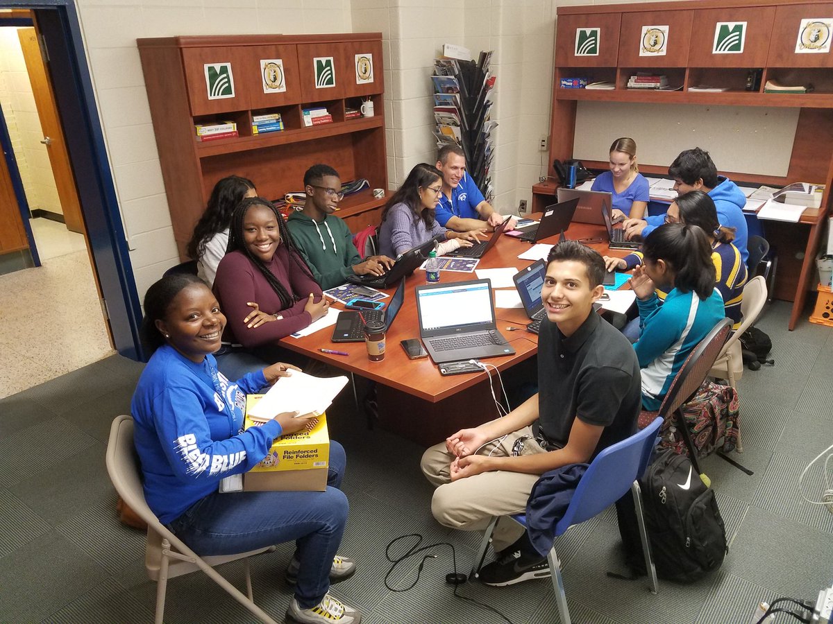 HHSRAMS2019's tweet photo. Our inaugural HHS drop in College Clinic. Mr. Ross and Mrs. Brown working with Seniors on all aspects of the college application process.  College Clinic is open to students and parents every Friday 8:30-1:00.  Stop in! @HHS_vinson @EWRSDCounseling https://t.co/oG6ROl6vEu