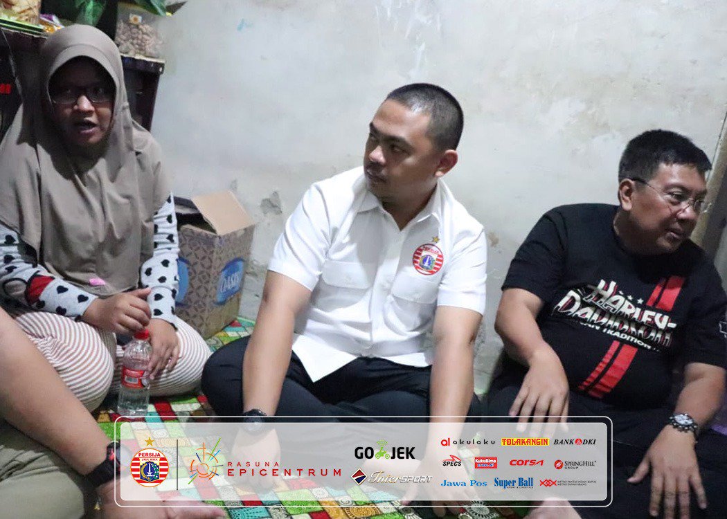 Persija_Jkt's tweet photo. Jum'at (28/9) malam Manajemen Persija dan PP Jakmania datang ke rumah duka Haringga Sirila yang terletak di Jalan Bangun Nusa Raya, RT 9/RW03 No 8, Jakarta Barat dan langsung diterima oleh ayah almarhum, Siloam Tumangkeng dan kakak kandungnya Mayrisa Sirawati.
__
#PersijaJakarta https://t.co/0OriiKiu3X