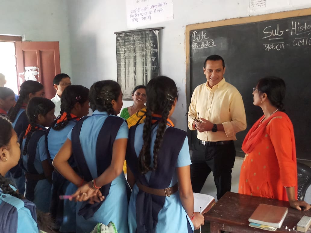 DistrictBasti's tweet photo. We appreciate the Discipline, enthusiasm and learning Zeal of Girls of GGIC Basti. Amazing experience to interact with them all and to share a Meal with them today . https://t.co/V0oRknKyZp