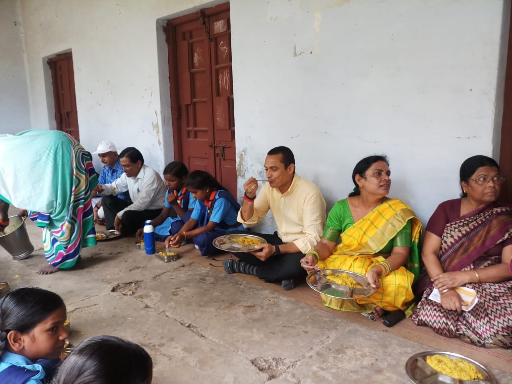 DistrictBasti's tweet photo. We appreciate the Discipline, enthusiasm and learning Zeal of Girls of GGIC Basti. Amazing experience to interact with them all and to share a Meal with them today . https://t.co/V0oRknKyZp
