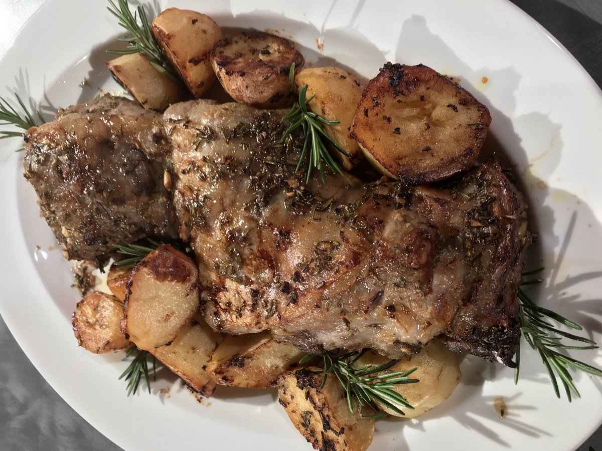 howel_food's tweet photo. Cinio Sul cyfan mewn 10munud? Gwyliwch @PrynhawnDaS4C heddiw neu ar @S4C clic am fanylion. Celebrating #roastsundaylunch with @WelshLamb_PGI @blasytir roasts and a seasonal fruit pudding #live #tv #CeginPDa #sunday #roast #lamb https://t.co/bVAxOKmH1T