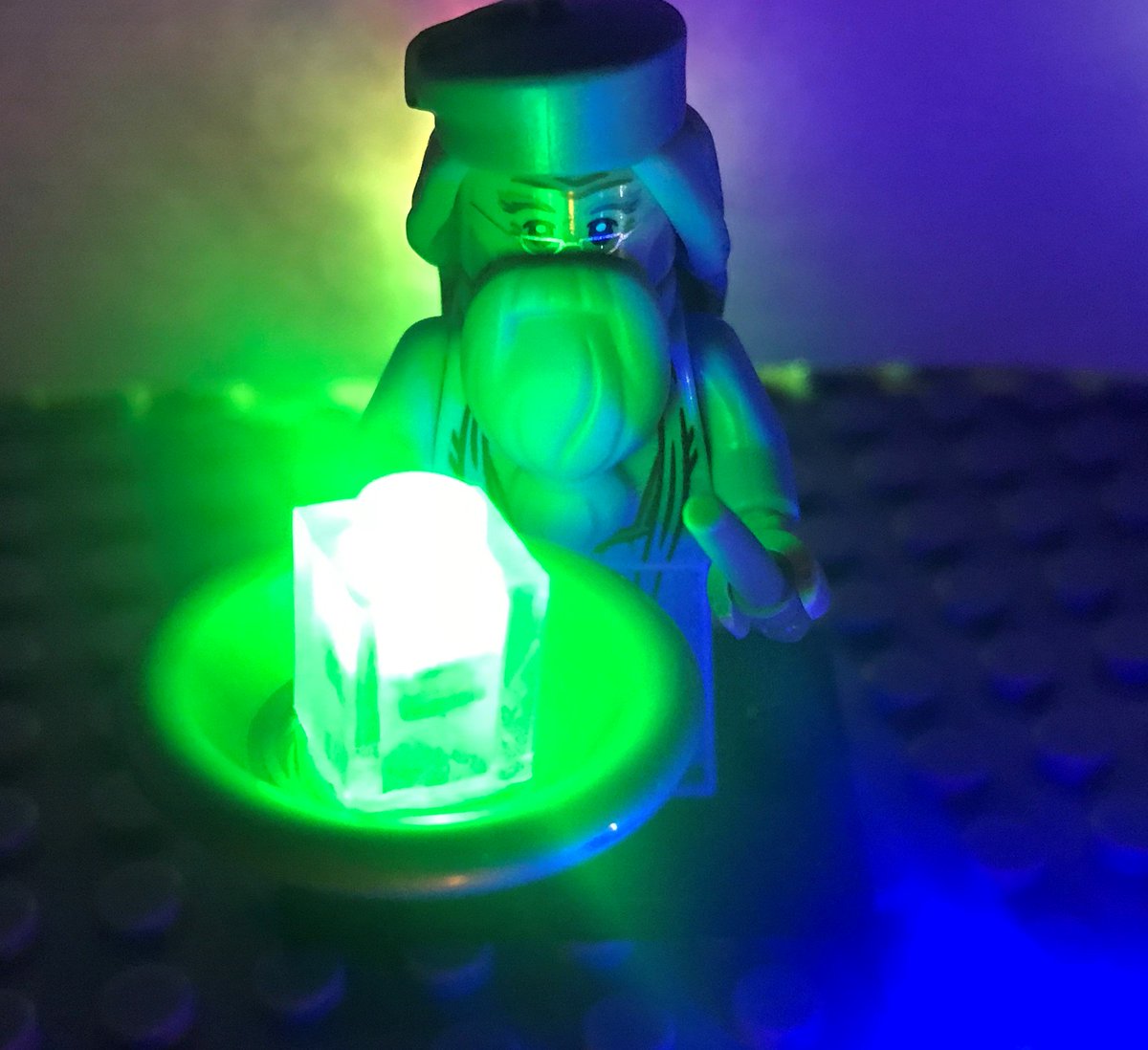 litbrix's tweet photo. Dumbledore has the power (... the power to light i-Brix @litbrix ) Try doing that without wires or batteries. i-Brix, the first & only wirelessly powered lighting system for @LEGO_Group , @MegaConstrux & other compatible building products. #iBrix #LitBrix #Dumbledore #LEGO #MEGA https://t.co/sXpiWGZQS6