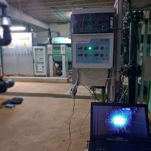 carlospfce's tweet photo. Puesta en marcha del sistema #FluidraConnect para la gestión del tratamiento del agua de 7 vasos en @aquaramabenicassim.
#Fluidra #InternetOfPools #IoT #IoP https://t.co/WB5Kiqy9vK https://t.co/zG28ShXID8