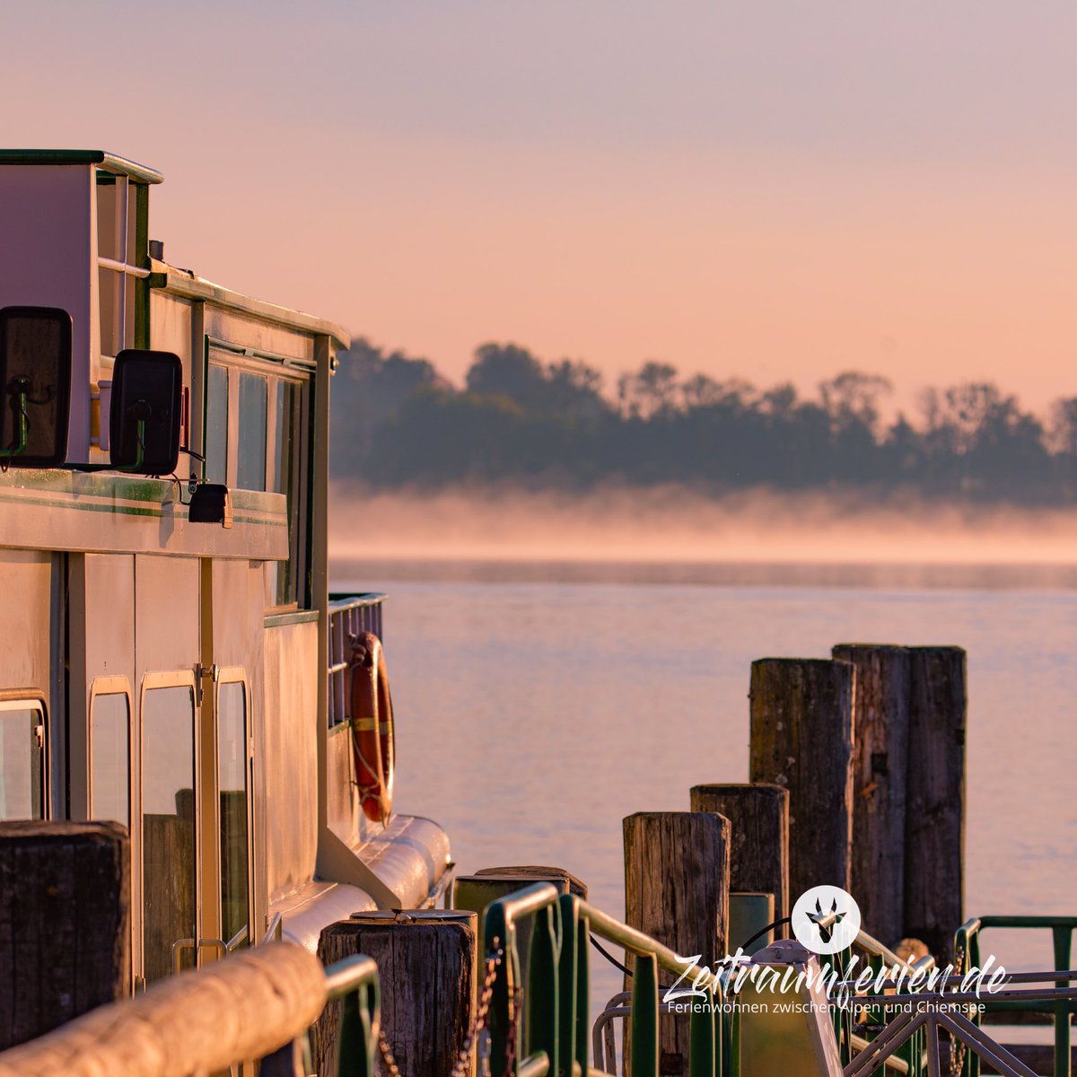 Chiemseemorgen am Hafen in Prien, der erste Herbstnebel ist da 🐏 #chiemsee #zeitraumferien #morgensonne #urlaubsarchitektur #ferienwohnung #einneuertag #urlaubamchiemsee #prienamchiemsee #kampenwand #chiemseeschifffahrt