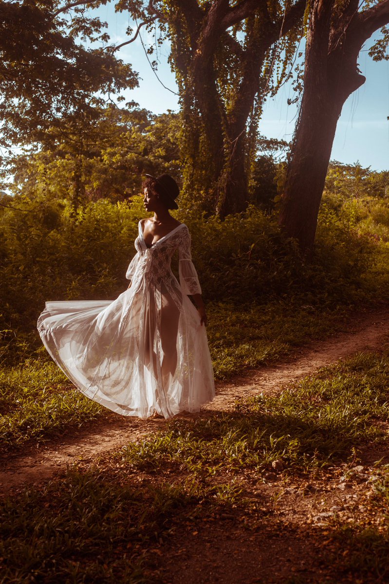 RebLRocR's tweet photo. Thandolee in Wonderland ✨

Styling and creative direction by yours truly. 

#StyledToROC #throwback https://t.co/oYdDPUlptZ